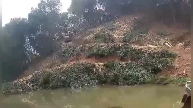 Cận cảnh sức Mạnh của xe dongfeng 5 tấn hai cầu chở keo lên dốc thất thủ (xe tải ben 360) смотреть онлайн