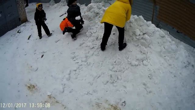 Снежный замок во дворе ! смотреть онлайн
