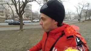 Заезжают через тротуар, чтобы припарковаться на газоне Сахалинская 34-36 Владивосток