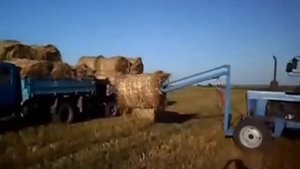 Погрузчик тюков самодельный
