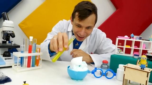 Разноцветные Миньоны на приеме у Доктора Ой - Игры в доктора игрушек - Видео для детей Мегаклиника