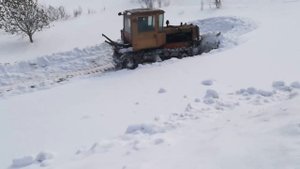 ДТ--75 чистит снег чтобы потом буксировать трактор Т-54 л