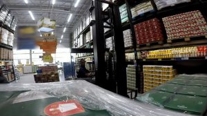 Substituição de pallet no aéreo, com Empilhadeira retrátil