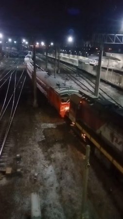 Маневровый ТЭМ14  тянет электропоезд ЭД4М - 0291.