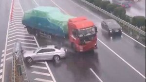 Легковушка «подрезала» фуру и чудом не оказалась под ней