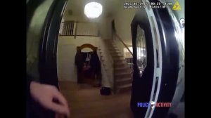 Полицейский Уэйна открыл огонь по вооруженному мужчине, спускавшемуся по лестнице с двумя мечами