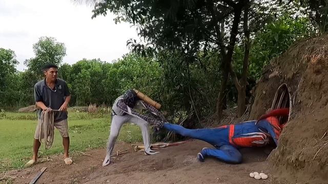 The Father asked Spider Man for help to save his Son from carnivorous two-horned Monster смотреть онлайн