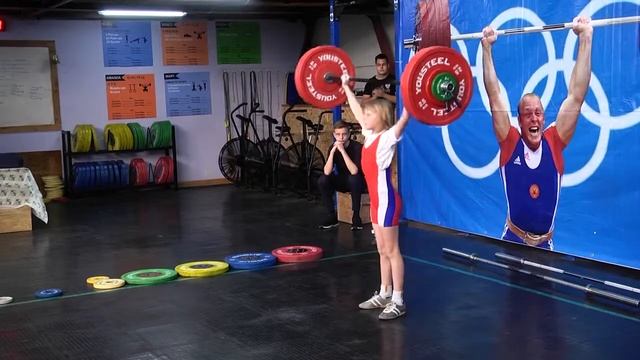 9-летняя тяжелоатлетка в рывке подняла штангу в 20 килограммов смотреть онлайн
