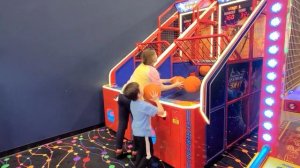 Как Алекс сорвал джек-пот на игровых автоматах в детском-развлекательном центре Big Box