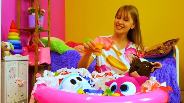 Шоколадка устроила бумажную вечеринку в бассейне! Игры Плей До в видео для девочек Как мама