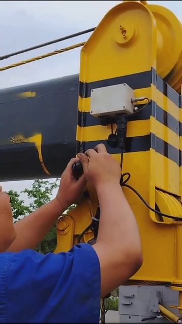 12-ton Foton truck crane, equipped with high torque limiter, oil-electric dual-purpose crane. смотреть онлайн