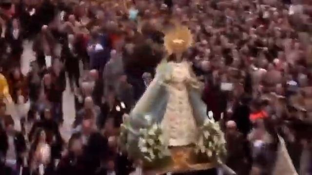 Virgin Mary running though a crowd to Nicki Minaj Roman Holiday смотреть онлайн