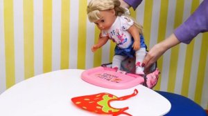 Беби Бон Эмили рисует пальчиковыми красками! Шоу Как Мама - игры в дочки матери в видео для девочек