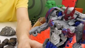 Игры с Трансформерами - Той Мастер ищет золото Диноботов!