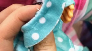 Игры одевалки с Край Бебис и дочки матери - наряжаем куклы! Пупсы Cry Babies на кухне КАК МАМА