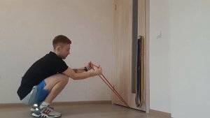 Упражнение с резиновыми петлями на бицепс