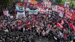 В столице Аргентины массовые протесты переросли в жесткие столкновения с полицией