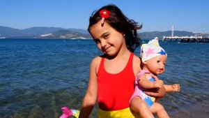 Маша и Кукла Беби Бон купается в море - Видео для детей