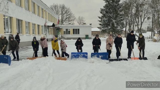 Челлендж по уборке снега! ☃️🌨️❄️#КаменюкскаяСШ#изжизниодногоучреждения смотреть онлайн