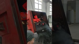 Завод литых деталей. Вибивка отливок на просыпной решетке.