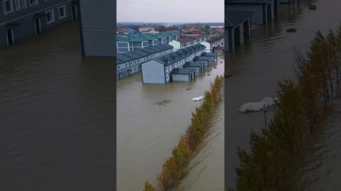 Первый прорыв на новой дамбе в Тепличном. #большаявода #паводок2024 #ско #петропавловск