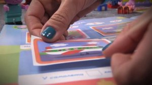 Видео для детей. Свинка Пеппа читает журнал