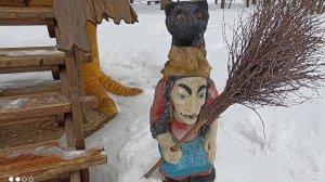 Поляна сказочных домиков в дендропарке в марте.