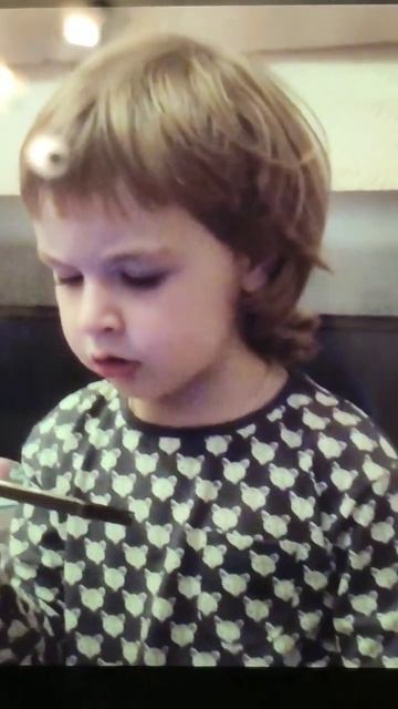 Невероятно душевно поет "Кукушку " в 2 года. смотреть онлайн