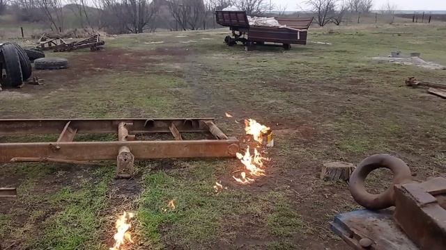 ГОРЫ  МЕТАЛЛОЛОМА. ЮРЕЦ СОБРАЛСЯ ВЫРОВНЯТЬ ПРИЦЕП.