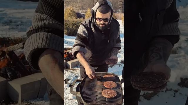 Бургеры с крабовым соусом и котлетами из оленины.