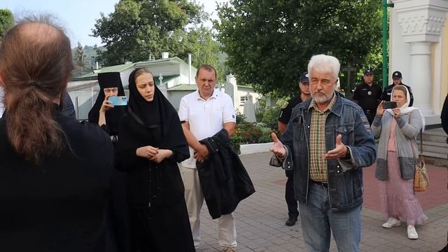 Спроба опечатати Свято-Богоявленський жіночий монастир Тернопільської єпархії УПЦ  міста Кременец