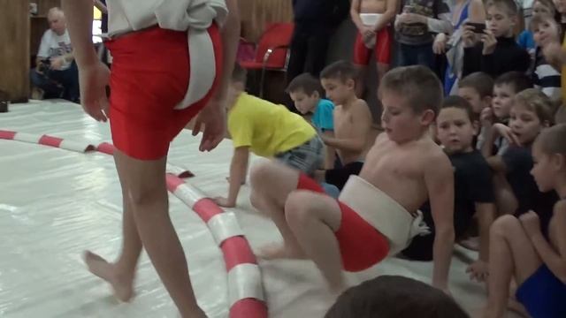 Сумо (Sumo) - показательные поединки сумоистов (дети) смотреть онлайн