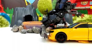 Бамблби и Оптимус Прайм лечатся у Доктора Ой. Видео про машинки. Роботы Трансформеры под обстрелом!