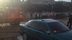 Пожарники тушат горящую автомашину