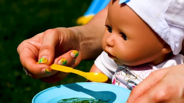 Кукла Беби Анабель гуляет и играет в Песочнице! Мультики для детей с Baby Born. Видео игры одевалки