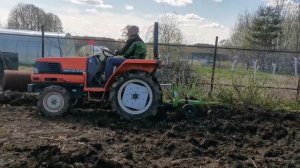 Kubota gl с однокорпусным плугом Bomet. Kubota GL240 tractor with a plow.