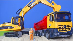 Экскаватор, кран, грузовик, игрушечные машинки и строительная площадка грузовиков для детей