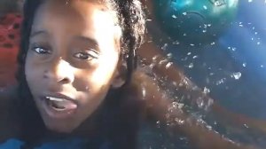 Mari Elena e Levi na picina