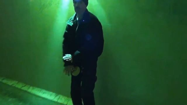 Стритовщик-барабанщик в переходе (05 февраля 2011 г.) смотреть онлайн