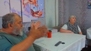 Отец пенсионер учит жизни несмышленого сына _ _Почему мы не хапаем как другие землю возле дома