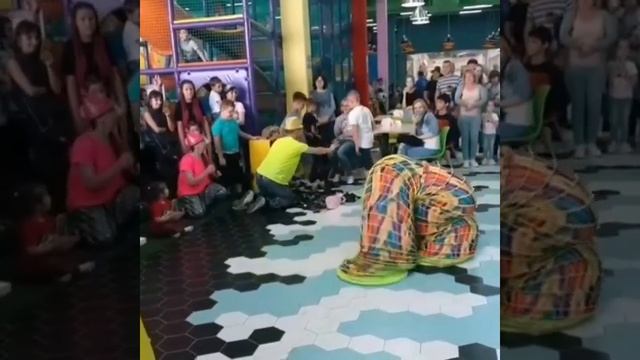 Человек пружина в хлоп топ. Детский праздник Тюмень