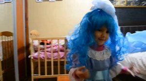 Миланочка примеряет костюм Мальвины  на утренник