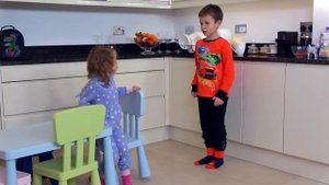 Родители забыли детей одних дома и уехали на отдых Дети шкодники Одни дома Разби