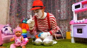 Видео куклы - БЕБИ БОН и игра Хваталка! - Смешное видео для девочек. Дочки Матери с Baby Born