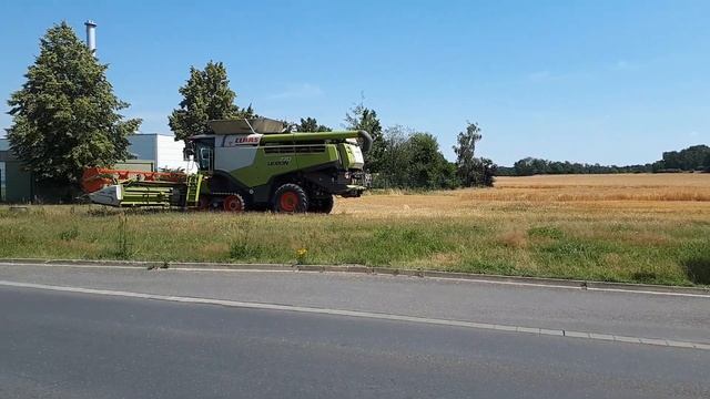 Немецкие бауэры начали уборку зерновых. Июль 2023. Германия, г. Каменц.