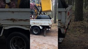 Привезли автовышкой запасное колесо для экскаватора JCB. A spare wheel was brought by a car tower
