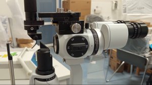 Лазерный аппарат АЛОД-01 с приставкой к щелевой лампе.