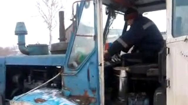 Запуск трактора Т-150К с двигателем СМД-62 при помощи "пускача" со стартером. смотреть онлайн