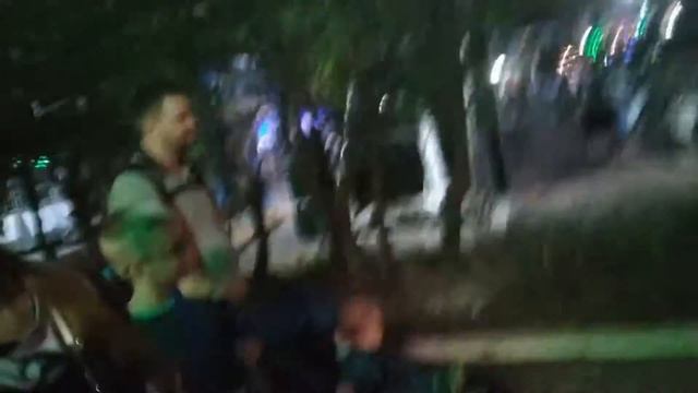 Вечером в парке Ривьера смотрим возрастные ограничения на карусели