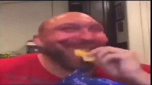 Мужик сидит и есть чипсы